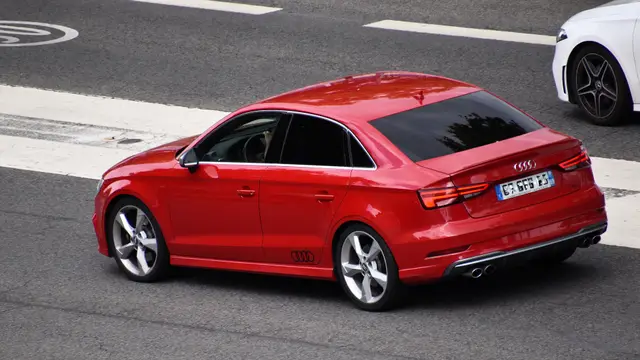 Audi S3 8V Berline rouge, vue de trois quarts arrière