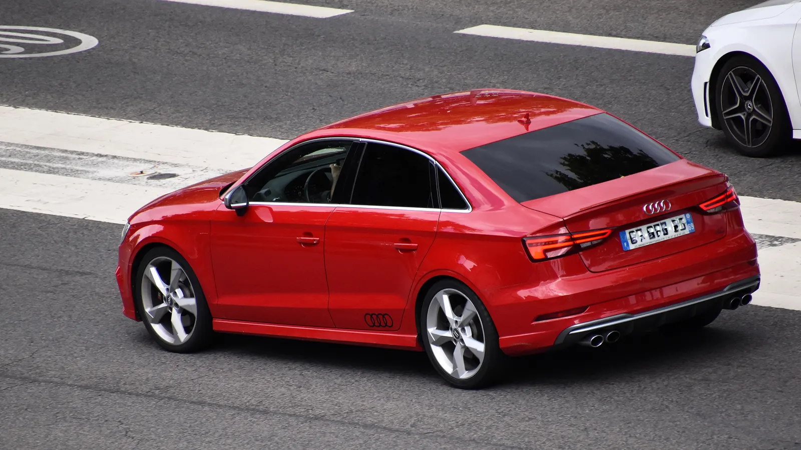 Audi S3 8V Berline rouge, vue de trois quarts arrière