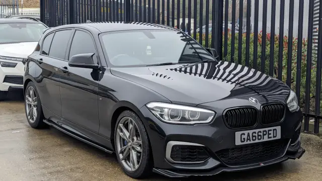 BMW M140i noire, vue de trois quarts avant