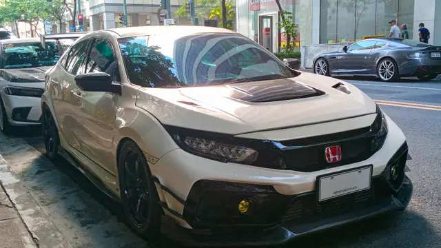 Honda Civic Type R FK8 blanche, vue de trois quarts avant