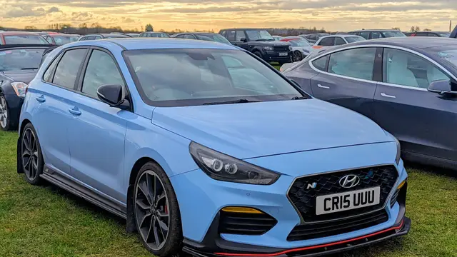Hyundai i30 N Performance bleue, vue de trois quarts avant