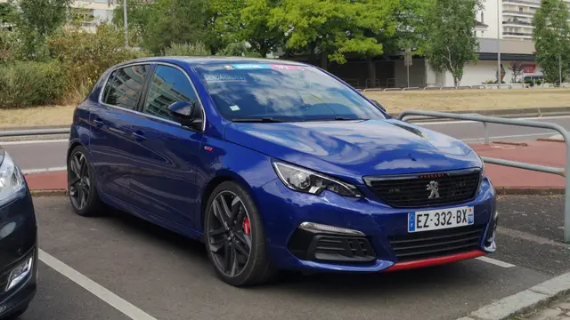 Peugeot 308 GTi bleue restylée, vue de trois quarts avant