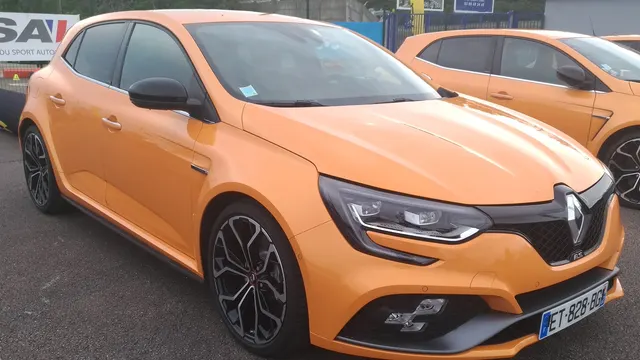 Renault Mégane IV R.S. orange tonic, vue de trois quarts avant