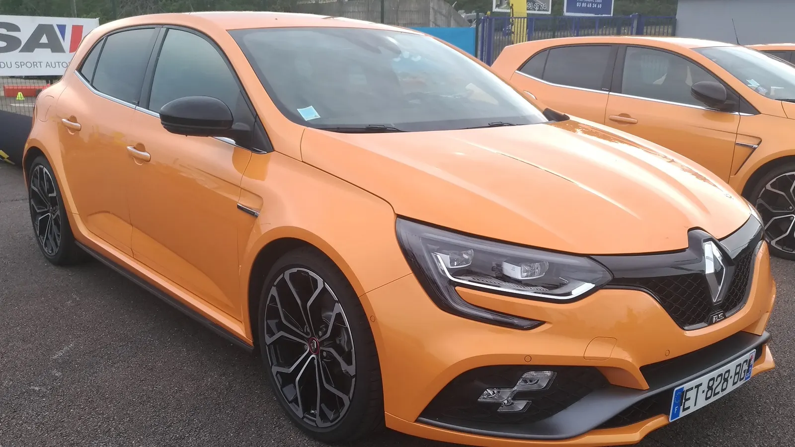 Renault Mégane IV R.S. orange tonic, vue de trois quarts avant