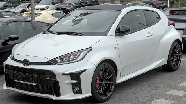 Toyota GR Yaris RZ blanche, vue de trois quarts avant