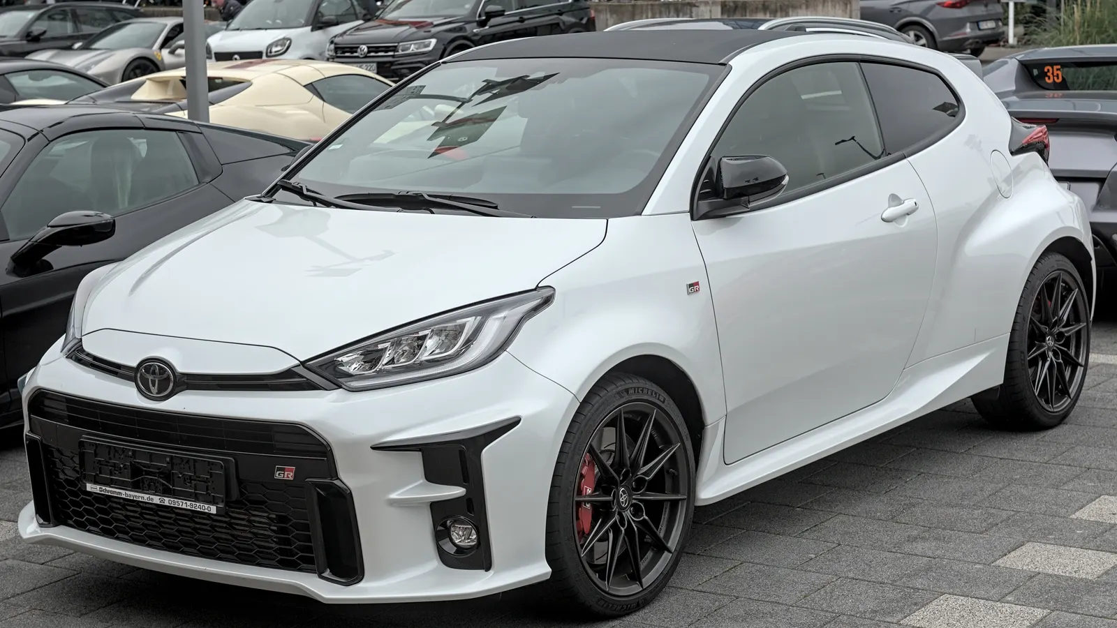 Toyota GR Yaris RZ blanche, vue de trois quarts avant