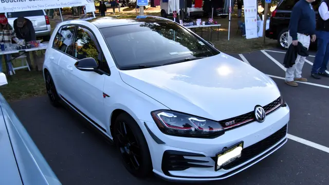 Volkswagen Golf 7 GTI blanche, vue de trois quarts avant