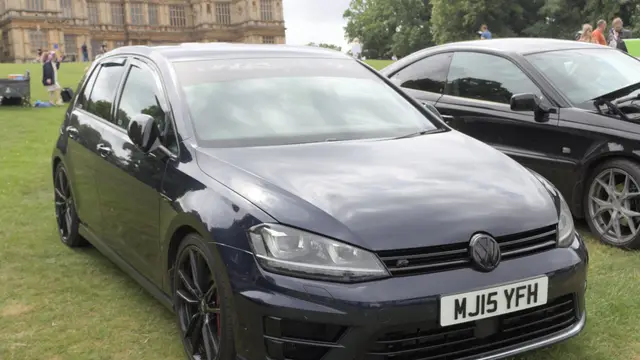 Volkswagen Golf 7 R bleu nuit, vue de trois quarts avant